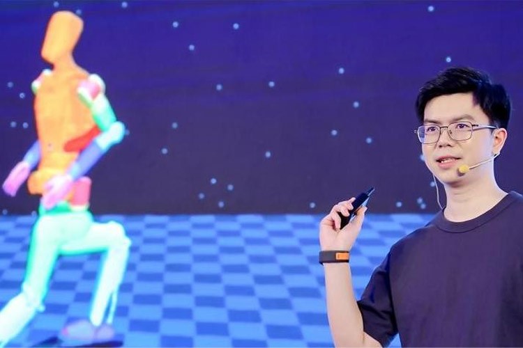 天才少年稚晖君黄金城机器人走路进场！AI模型做大脑，目标售价20万以内